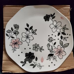 4 dinner plates, 4 mugs